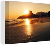 Canvas Schilderij De zon verdwijnt achter de berg bij het Ipanema strand in Brazilië - 120x90 cm - Wanddecoratie