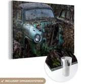 MuchoWow® Glasschilderij 150x100 cm - Schilderij acrylglas - Auto in de bosjes - Foto op glas - Schilderijen