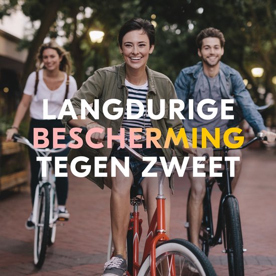 Drie lachende mensen fietsen buiten. Langdurige bescherming tegen zweet.