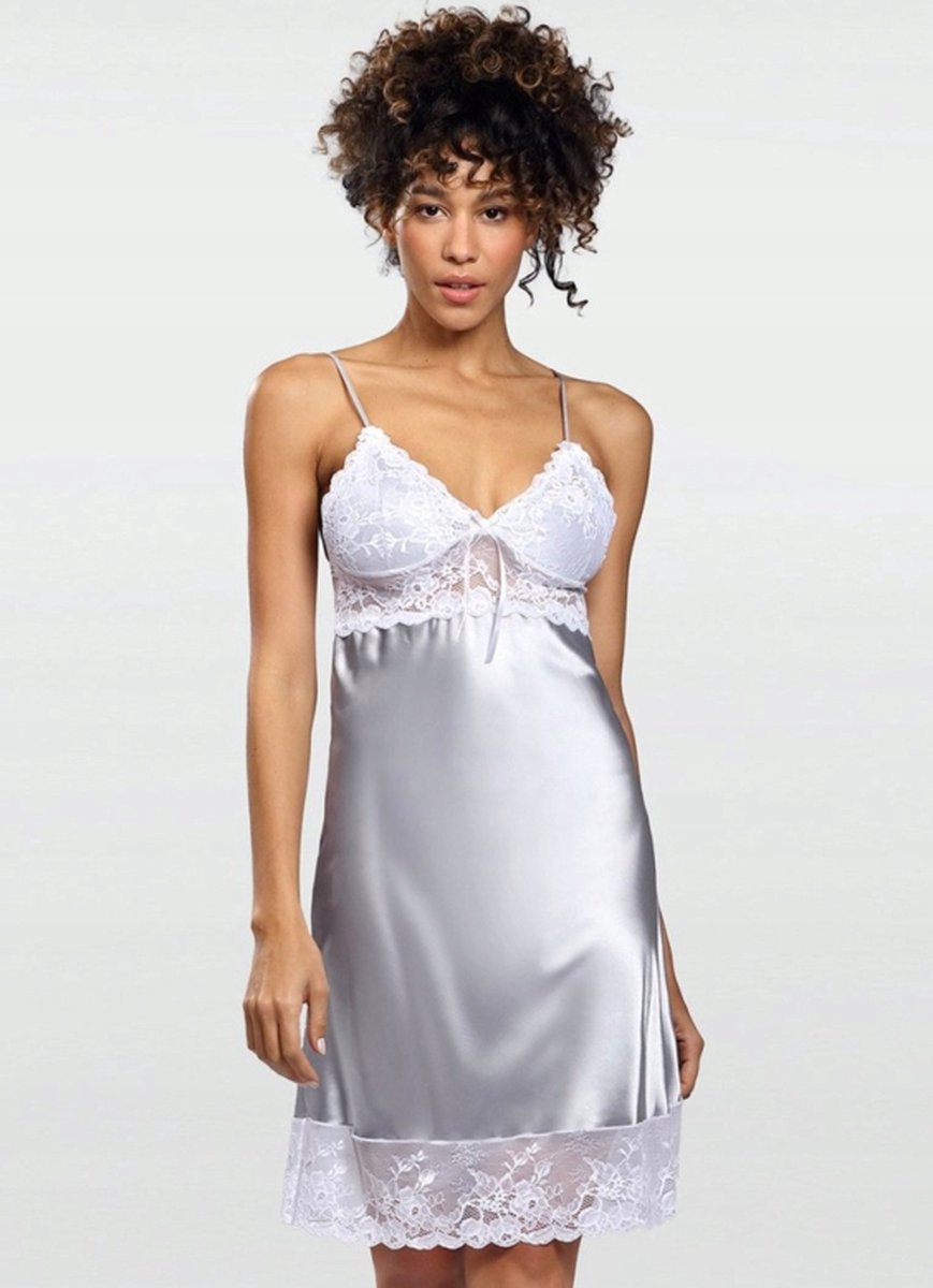 DKaren Harper | Vrouwelijke zilver- grijs satijnen chemise | cadeautip | satijnen nachthemd met kant | DKaren