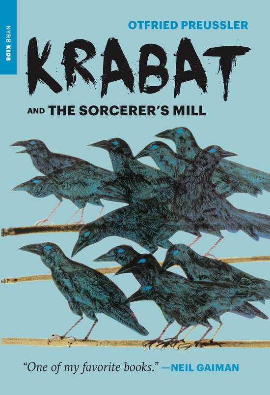 Boek "Krabat en de molen van de tovenaar" met een groep kraaien op een tak. Titel van Otfried Preussler.