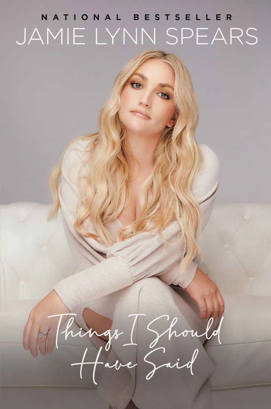 Boekomslag van "Things I Should Have Said" door Jamie Lynn Spears, met de auteur op een witte bank.