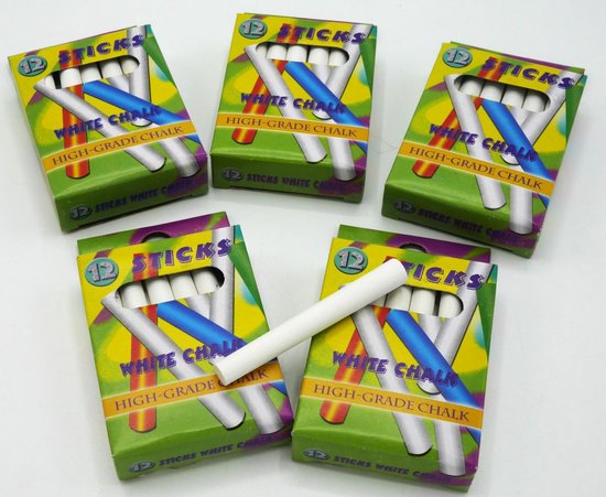 Vijf doosjes met elk 12 witte schoolbordkrijtjes. "HIGH-GRADE CHALK" staat op de verpakking.