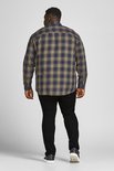 Achterkant man met geruite blouse in blauw, beige en donkerblauw, en zwarte jeans.