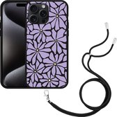 Cazy Hoesje met koord Zwart geschikt voor iPhone 15 Pro Max Abstracte Paarse Bloemen