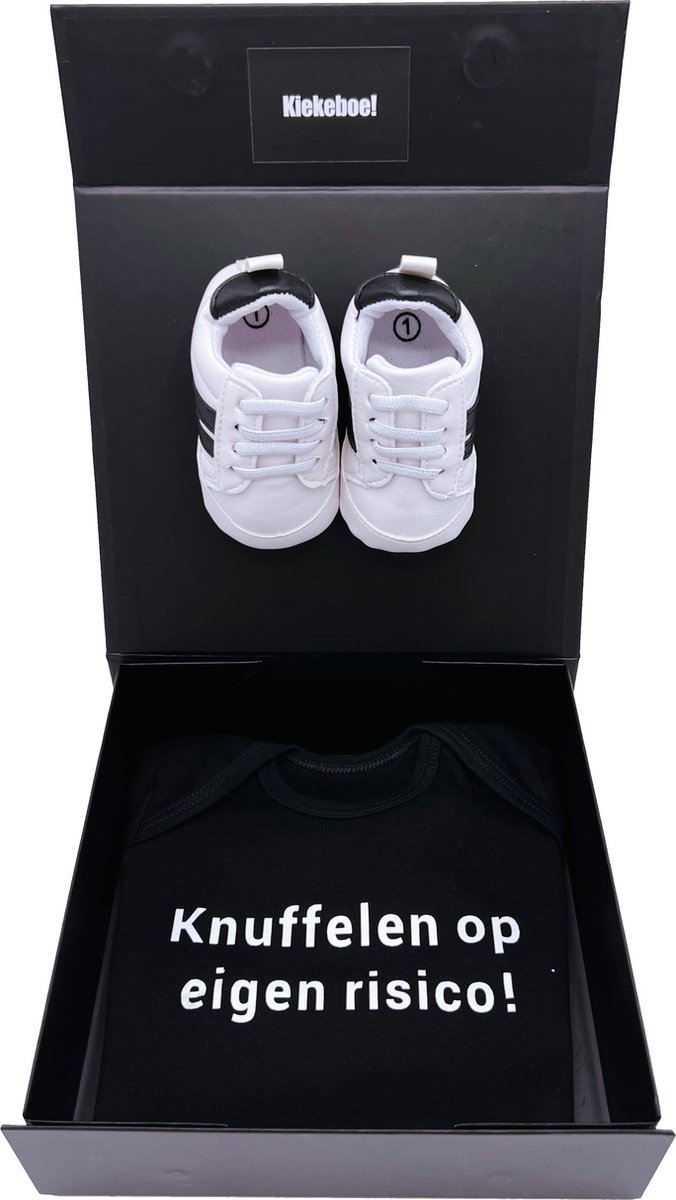 Goedkoopste Kraamcadeau met romper en baby sneakers in magneetdoos - kan ook rechtstreeks als cadeau worden gestuurd