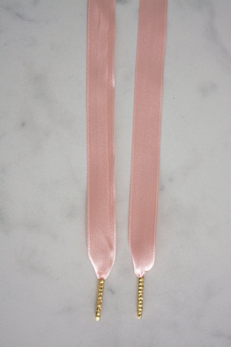 Schoenveters plat satijn luxe - zalm roze breed - 120cm met gouden stiften