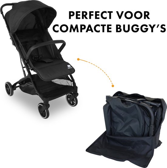 Zwarte buggy, deels opgevouwen in een zwarte Gate Check Bag.