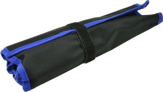 Een opgerolde zwarte GEKO opberghoes met blauwe rand, met een klittenbandsluiting.