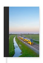 Notitieboek - Schrijfboek - Een trein rijdt door een landschap - Notitieboekje klein - A5 formaat - Schrijfblok