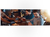 PVC Schuimplaat - Mannen - Kroeg - Bar - Bier - 60x20 cm Foto op PVC Schuimplaat (Met Ophangsysteem)