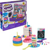 Kinetic Sand - Regenboog Taartenwinkel met 680 g speelzand 10 stuks keukengerei en accessoires - Sensorisch speelgoed