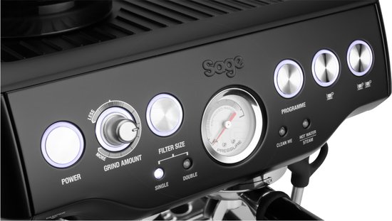 Detail van de zwarte Sage Barista Express espressomachine met knoppen voor power, maalstand, filtermaat, en controlelampjes.