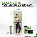 Lichtgroene Tunturi yogamat van 180x61x1.5cm met opgerolde mat en draagtas, met een vrouw die hem vasthoudt.