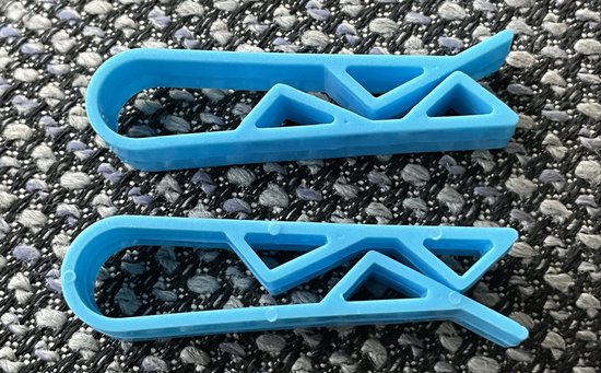 Twee blauwe plastic vuilniszakclips met een driehoekig open ontwerp.