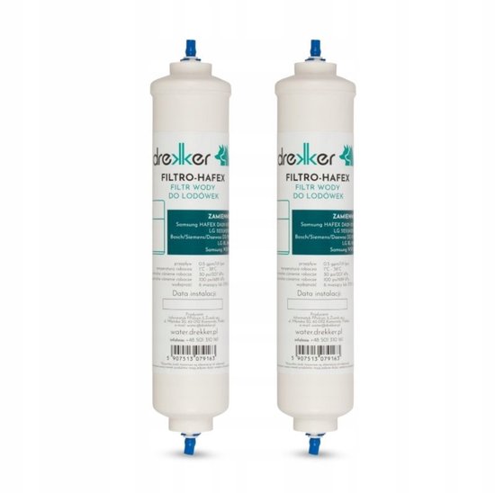 Twee witte koelkastwaterfilters met blauwe aansluitingen en tekst in het groen en zwart.
