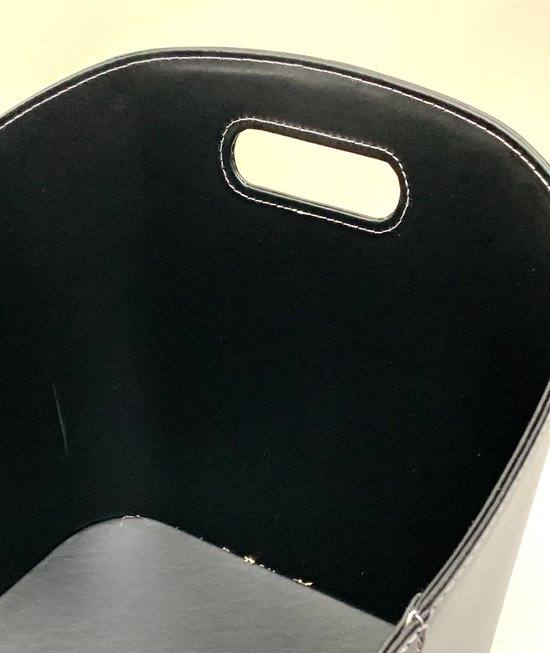 Binnenzijde van de zwarte kunstleren mand met handvat en witte sierstiksels.