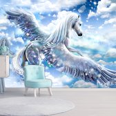 Fotobehangkoning - Behang - Vliesbehang - Fotobehang Pegasus in de Wolken (Blue) - 300 x 210 cm