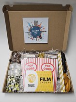 Film Pret Pakket - Groeten Uit... met filmcadeaubon, mystery card met persoonlijke (video)boodschap en vele film-feestartikelen | Verjaardag | Jubileum | Zomaar