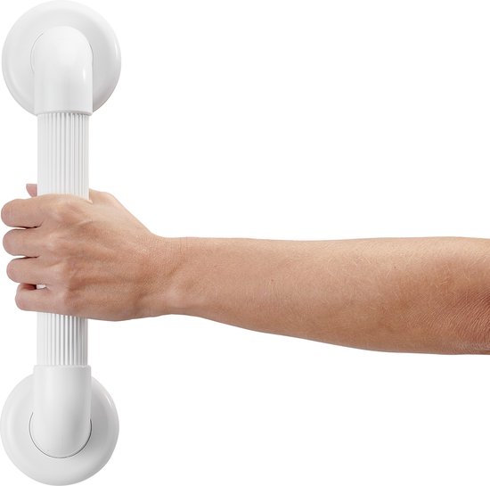 Witte badkamer handgreep met geribbelde grip, vastgehouden door een hand.