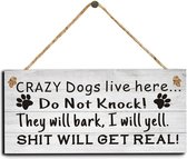 Houten bord met de tekst Crazy Dogs Live Here Do Not Knock - hond - huisdier - houten - tekst - bord