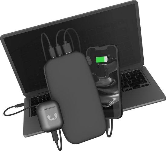 Donkergrijze powerbank laadt een laptop, smartphone en draadloze oortjes op. De smartphone toont '75% Charged'.