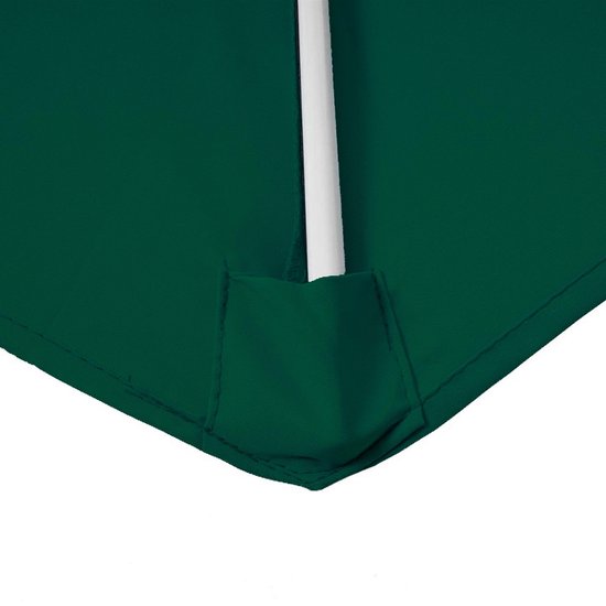 Detail van de onderkant van een donkergroene parasol met witte paal.
