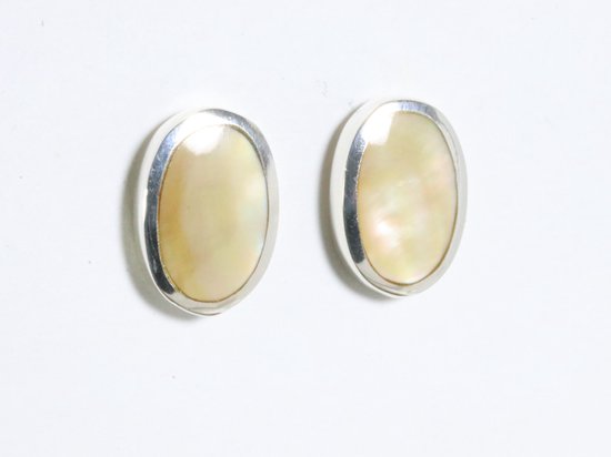 Ovale hoogglans zilveren oorstekers met goudkleurige schelp