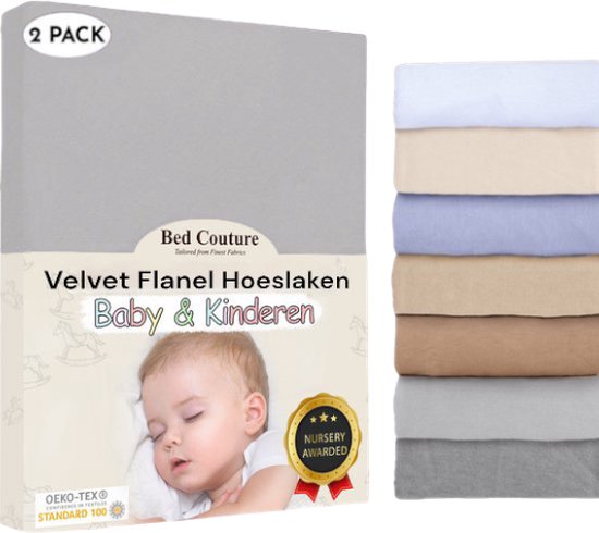 Verpakking voor 2 fluwelen flanellen hoeslakens voor baby's en kinderen in warm grijs. Toont een slapende baby en gestapelde lakens in diverse kleuren.