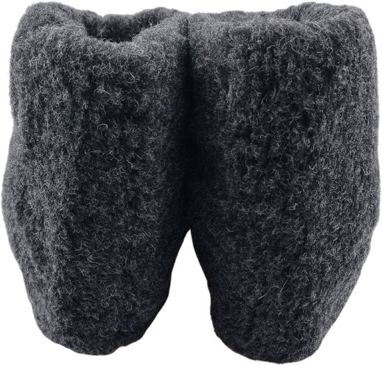 Achterkant van antracietkleurige wollen sloffen.