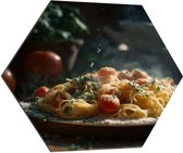 Dibond Hexagon - Spaghetti - Tomaten - Kaas - Eten - Bord - 80x69.6 cm Foto op Hexagon (Met Ophangsysteem)