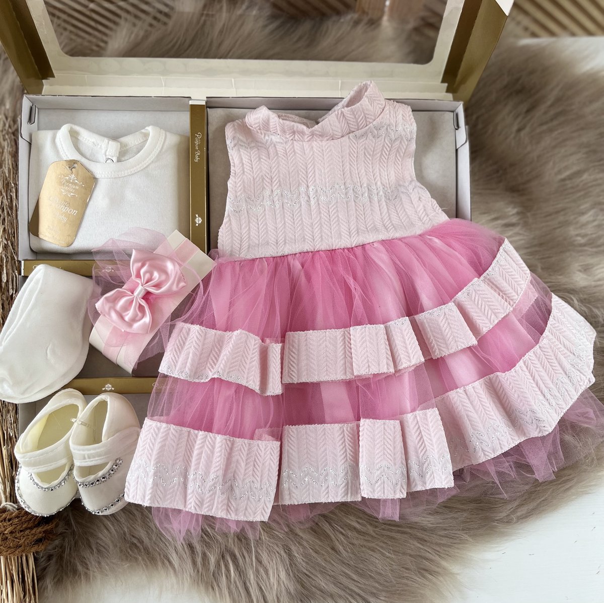 Goedkoopste luxe feestjurk-bruidsjurk-Baby jurk-doopjurk -doopkleedje-onderhemd-haarband-kousenbroek-schoentjes- pasgeboren-new born-geschenkset -geschenkdoos-kraamcadeau-fotoshoot newborn-doopsel-5 delige set-roze kleur-maat 56/62 (0 tem 4 maanden