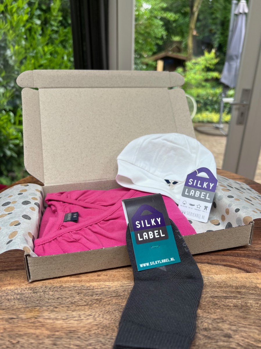 Goedkoopste Silky Label Kraampakket Baby Cadeau roze - jurkje lange mouw/sokjes/mutsje - maat 50/56