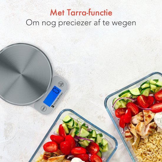 RVS keukenweegschaal met een blauw LCD scherm waarop 0 gram wordt weergegeven, naast twee glazen bakjes met maaltijden.