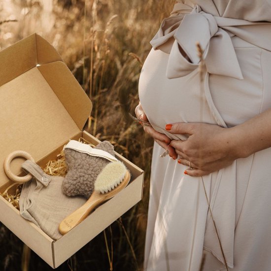 Rosey´s® - Baby giftset - Taupe de Luxe - houten baby haarborstel - speenknuffel - speenhanger - knuffeldoekje - kraamcadeau - baby speelgoed 0 jaar - babyshower - kraamcadeautje - Geschenkset Baby - Geboorte Cadeau - Baby Geschenkset - baby cadeau van Rosey´s — afbeelding 2
