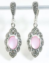 Zilveren oorstekers met roze parelmoer en marcasiet