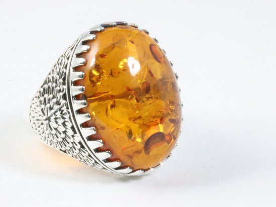 Zware bewerkte zilveren ring met amber - maat 21
