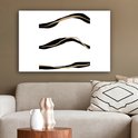 Abstract schilderij met drie zwarte en goudkleurige lijnen boven een beige bank met kussens.