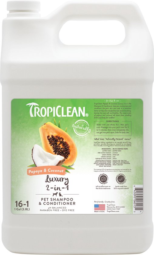 Een grote fles TropiClean Papaya & Coconut 2-in-1 Shampoo & Conditioner.