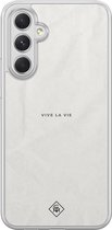 Casimoda® hoesje - Geschikt voor Samsung Galaxy A54 - Vive La Vie - 2-in-1 case - Schokbestendig - Tekst - Verhoogde randen - Bruin/beige, Transparant