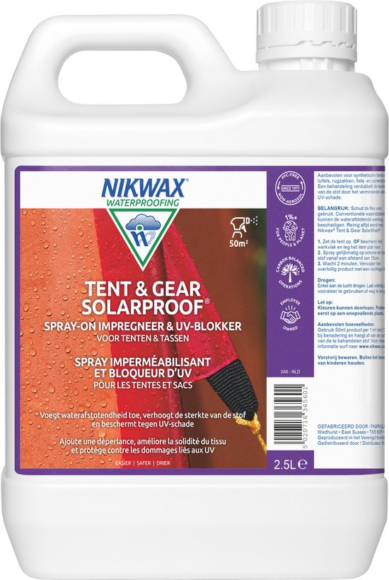 Nikwax Tent & Gear SolarProof sprayfles van 2.5 liter met oranje en rode waterdruppels op de voorgrond.