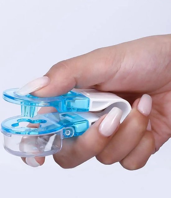 Hand met blauwe pillenuitdrukker, drukt op een pil.