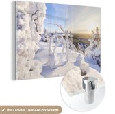 MuchoWow® Glasschilderij 90x60 cm - Schilderij acrylglas - De zon schijnt op een besneeuwd winterlandschap - Foto op glas - Schilderijen