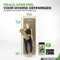 Vrouw met legergroene Tunturi mat, 180cm lang, 61cm breed, 1.5cm dik. Met trainingsapp.