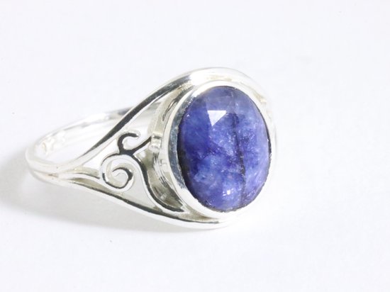 Opengewerkte zilveren ring met blauwe saffier - maat 17