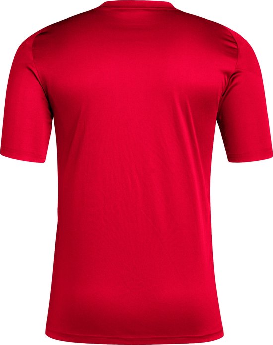 Achterkant van een rood sportshirt voor heren met korte mouwen en een ronde hals.