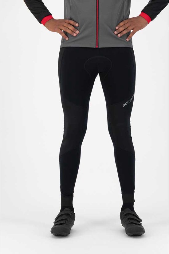 Bovenlichaam van een man in zwarte fietsbroek met bretels en Rogelli logo op het been.
