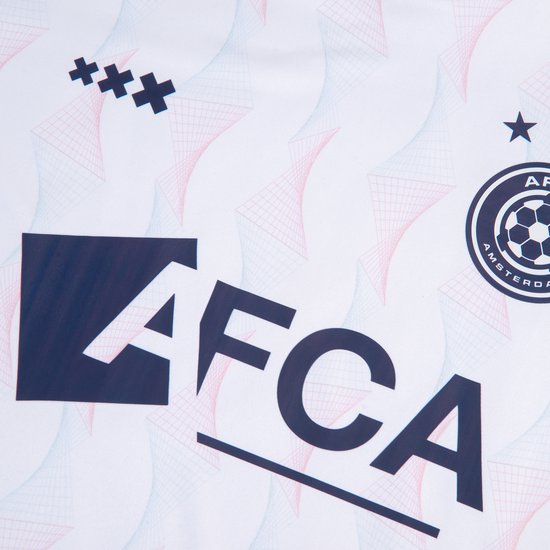 Gedetailleerde close-up van het AFCA voetbalshirt met het AFCA logo en het clubembleem.