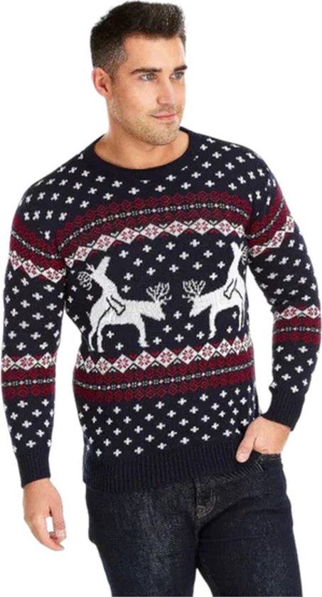 Donkerblauwe kersttrui met witte en bordeauxrode Fair Isle-patronen en twee witte rendieren op de voorkant, gedragen door een man.