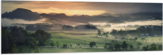 Vlag - Landschap - Bomren - Mist - Bergen - Kleuren - 150x50 cm Foto op Polyester Vlag